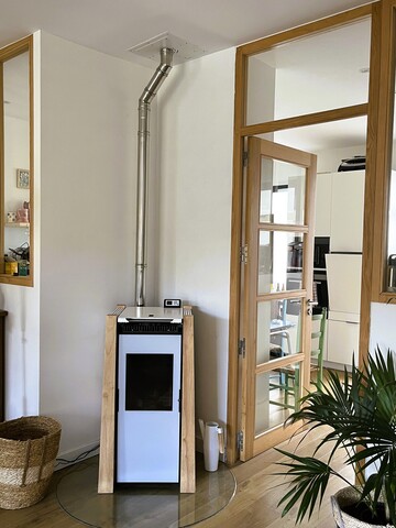 Installation d’un poêle à granulés blanc pied bois véritable sur PERPIGNAN Installation d’un poêle à granulés blanc pied bois véritable sur PERPIGNAN