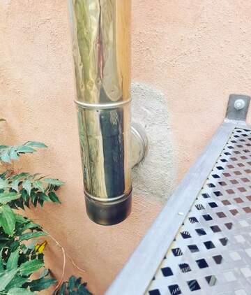 Implantation d'un conduit extérieur sur une maison proche de Cucugnan Implantation d'un conduit extérieur sur une maison proche de Cucugnan