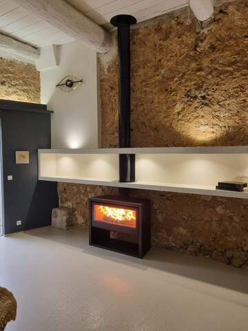 Installation d'un poêle à bois avec banc de finition pour chaise support dans l'Aude Installation d'un poêle à bois avec banc de finition pour chaise support dans l'Aude