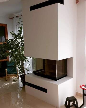 Une cheminée multiface avec foyer relevable Une cheminée multiface avec foyer relevable