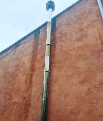 Implantation d'un conduit extérieur sur une maison proche de Cucugnan Implantation d'un conduit extérieur sur une maison proche de Cucugnan